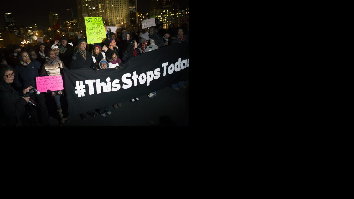 
Cientos de manifestantes protestan, jueves 4 de diciembre de 2014, en el puente Brooklyn de Nueva York después de que un gran jurado votara por no levantar cargos contra el oficial de policía que aplicó una llave de estrangulación al ciudadano Eric Garner. Un total de 22.000 policías de Nueva York serán reentrenados desde este mes para restablecer la confianza ciudadana hacia los agentes y evitar tragedias como la de Eric Garner, que murió en julio mientras intentaban arrestarlo. 
