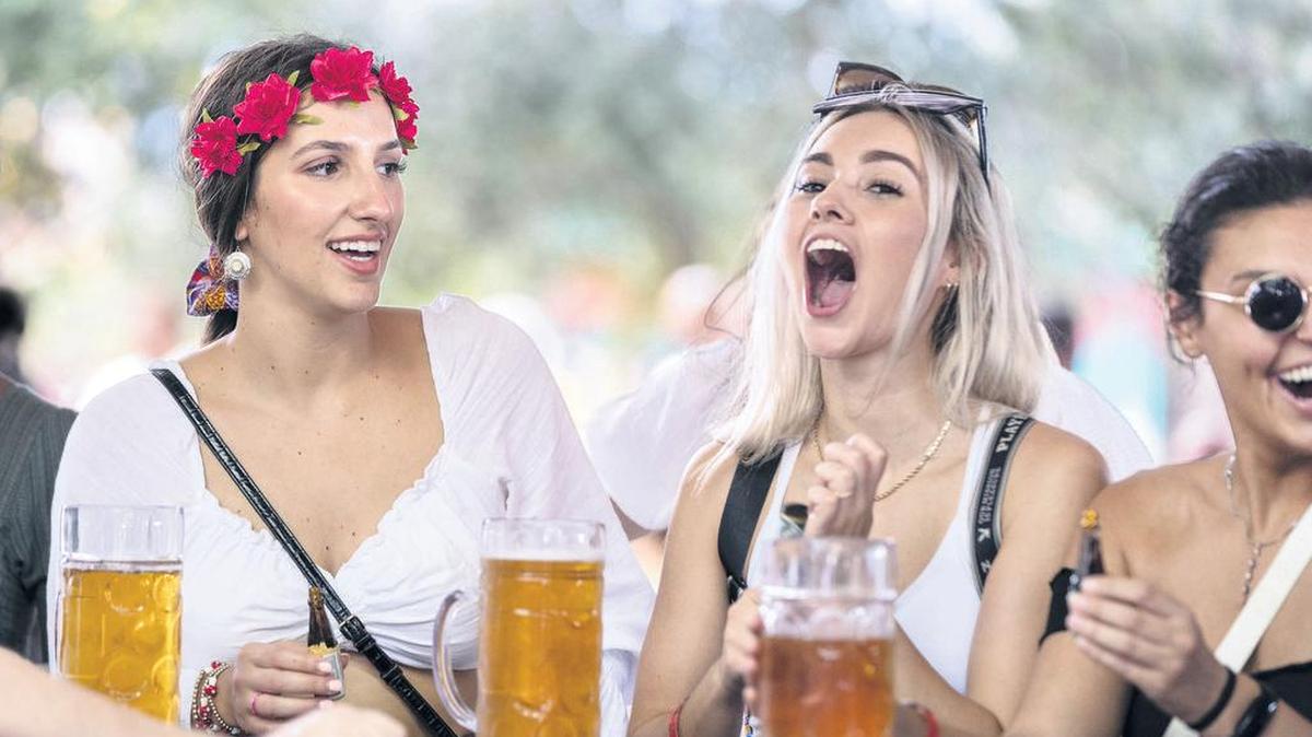Dominique Ploof (izq.) y Cassidy Bober disfrutan con cerveza en Lake Worth Beach, Florida, el 9 de octubre de 2022.