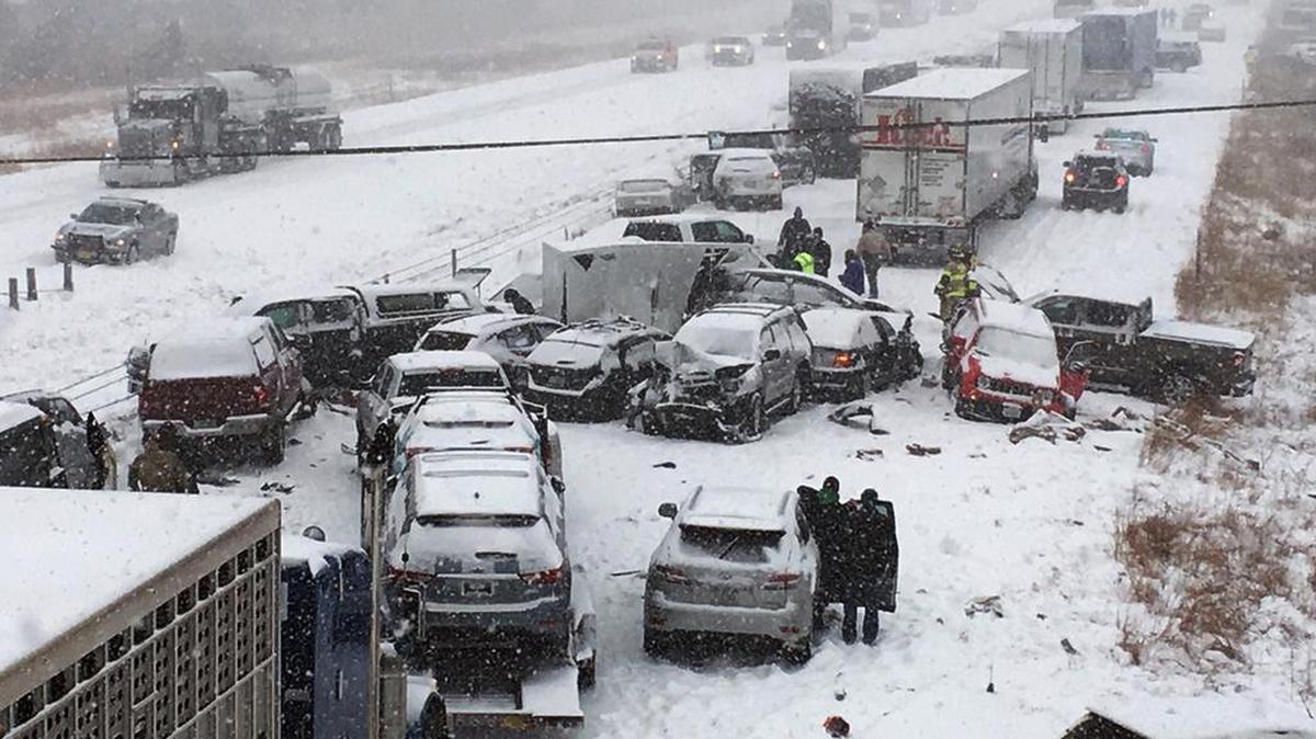 En el estado de Iowa, las autoridades cerraron el lunes una parte de la Interestatal 35, ubicada cerca de la ciudad de Ames, luego de que cerca de 50 vehículos chocaron en el pavimento cubierto de nieve.