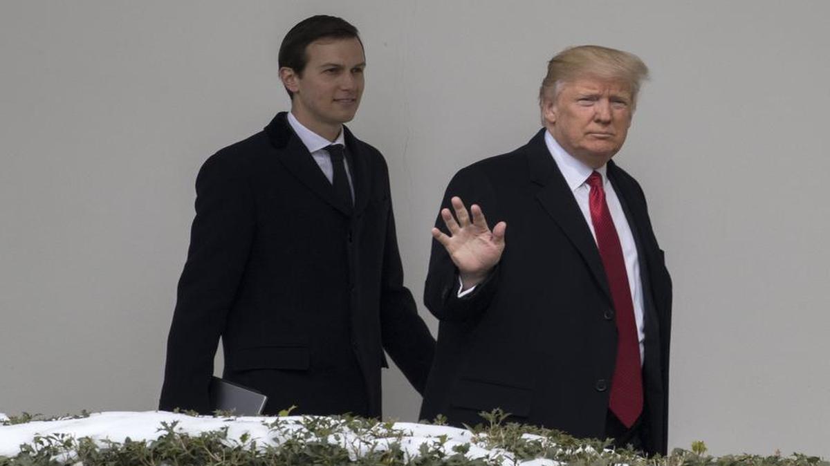 .- El presidente de los Estados Unidos, Donald Trump (d), y su asesor sénior, Jared Kushner (i), antes de subirse al helicóptero presidencial, el Marine One, en la Casa Blanca el 15 de marzo de 2017.