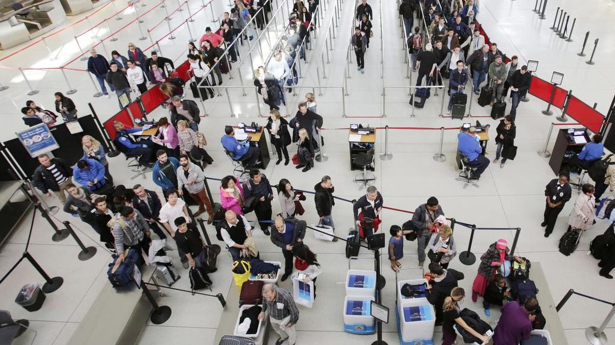 Foto de archivo de pasajeros alineándose para pasar por seguridad antes de abordar los vuelos en el Aeropuerto Internacional John F. Kennedy en Nueva York.