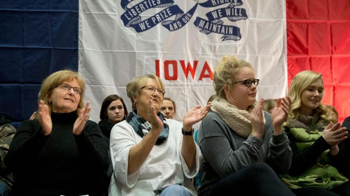 Un grupo de votantes aplaude al candidato republicano Marco Rubio el viernes en Burlington, Iowa.