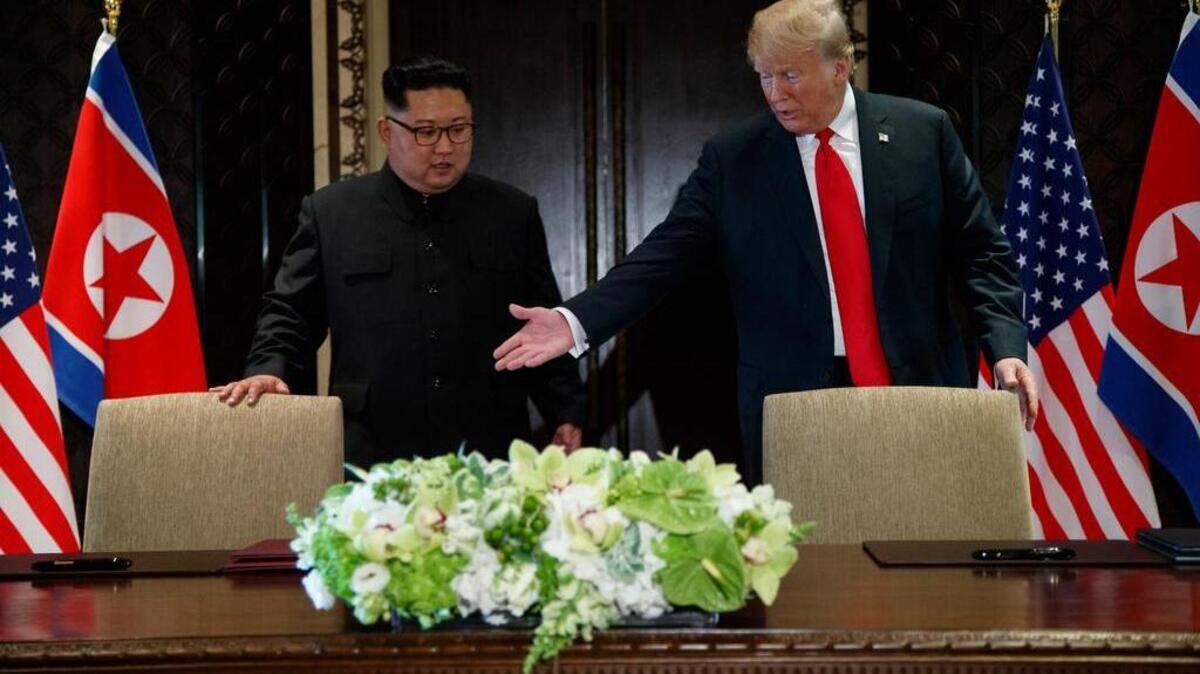 El presidente Donald Trump y su homólogo Kim Jong Un durante la reunión en Singapur el 12 de junio del 2018. (AP Photo/Evan Vucci)