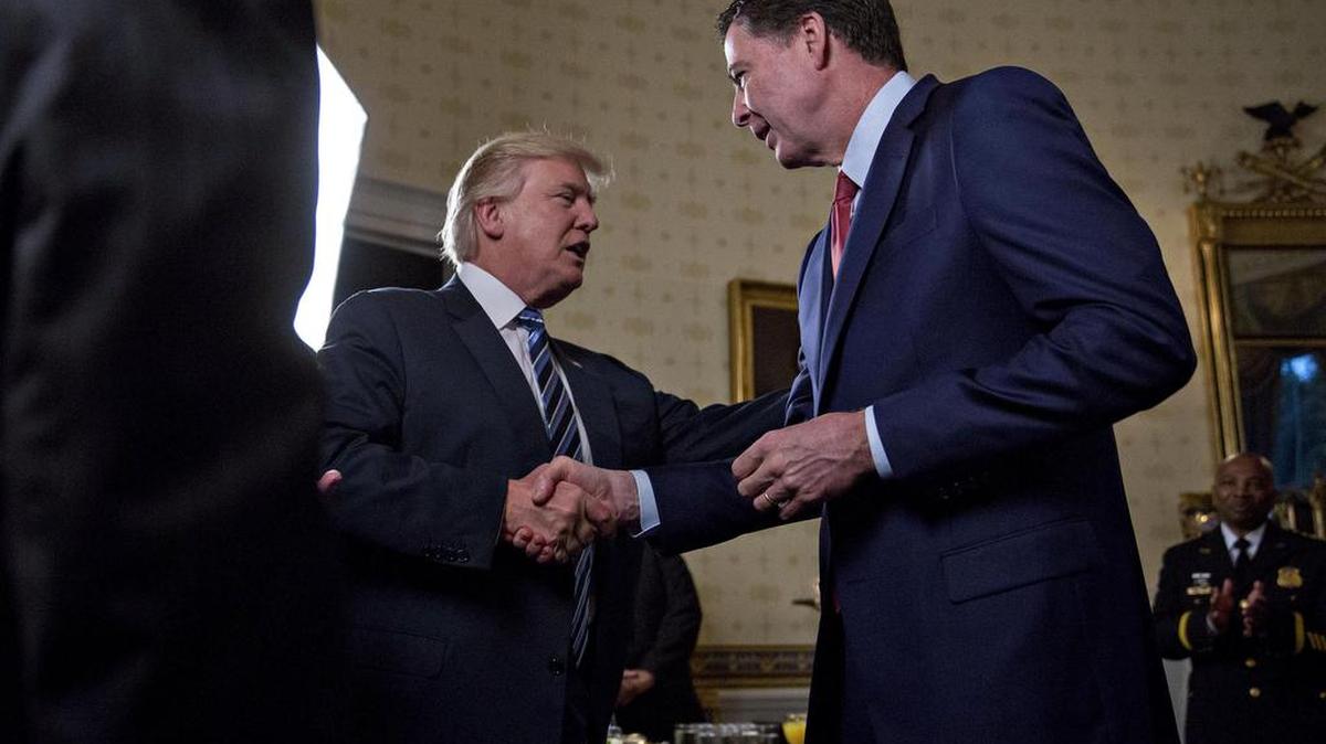 El presidente de los Estados Unidos, Donald Trump, estrechará la mano con James Comey, ex director de la Oficina Federal de Investigación (FBI), el domingo 22 de enero de 2017.