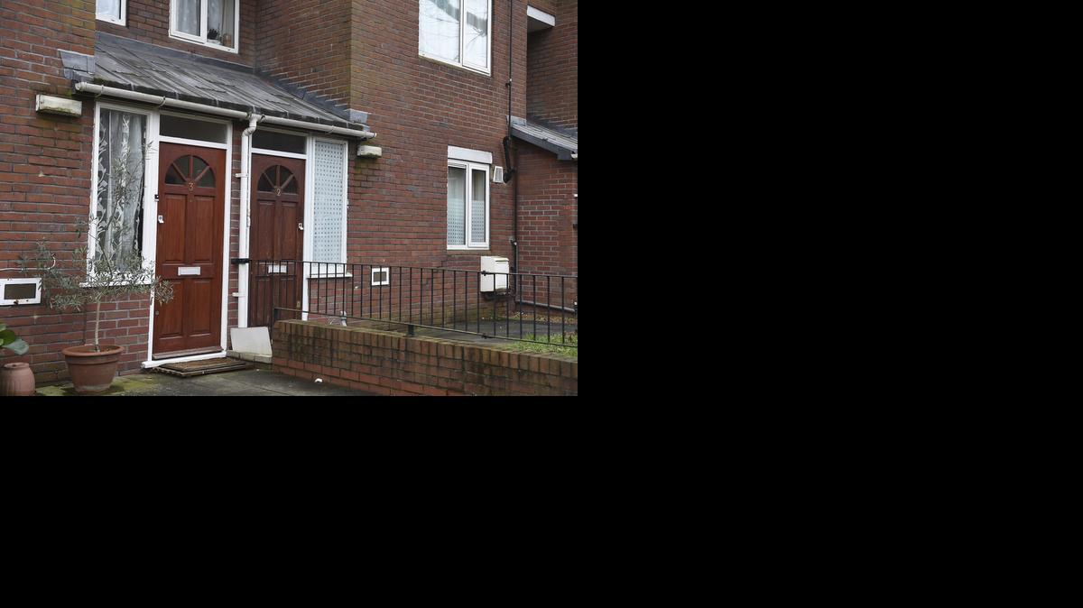 <cutline_leadin>Vista exterior</cutline_leadin> de la casa (der.), en la que supuestamente vivía el yihadista del EI conocido como el yihadista “John” en Londres, Reino Unido, el jueves.<252><252>