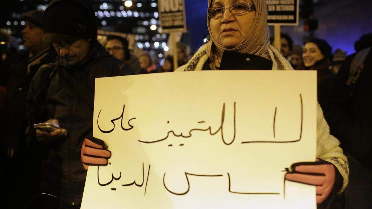 Manifestantes protestan contra el veto de inmigración del presidente Donald Trump el 1 de febrero de 2017 en Chicago, Illinois. La orden de Trump prohíbe la llegada de ciudadanos de Irán, Irak, Libia, Somalia, Sudán, Siria y Yemen por al menos 90 días. Todos los refugiados están prohibidos por 120 días, mientras que los refugiados sirios están bloqueados indefinidamente.