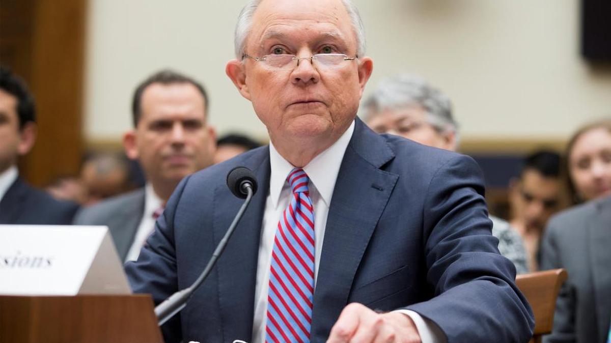 El fiscal general de Estados Unidos, Jeff Sessions, testifica ante el Comité Judicial de la Cámara sobre la supervisión del Departamento de Justicia, en el Capitolio de Washington (Estados Unidos) el 14 de noviembre de 2017.