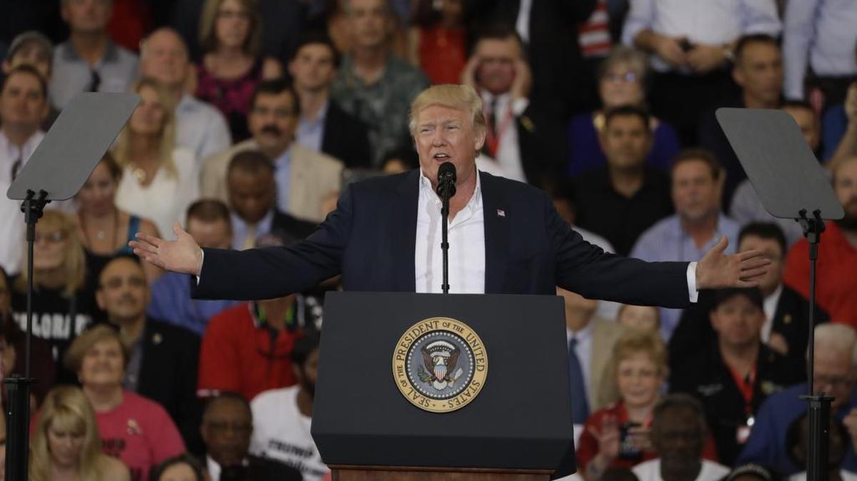 El presidente Donald Trump durante una manifestación de campaña el sábado 18 de febrero del 2017, en Melbourne, Florida.