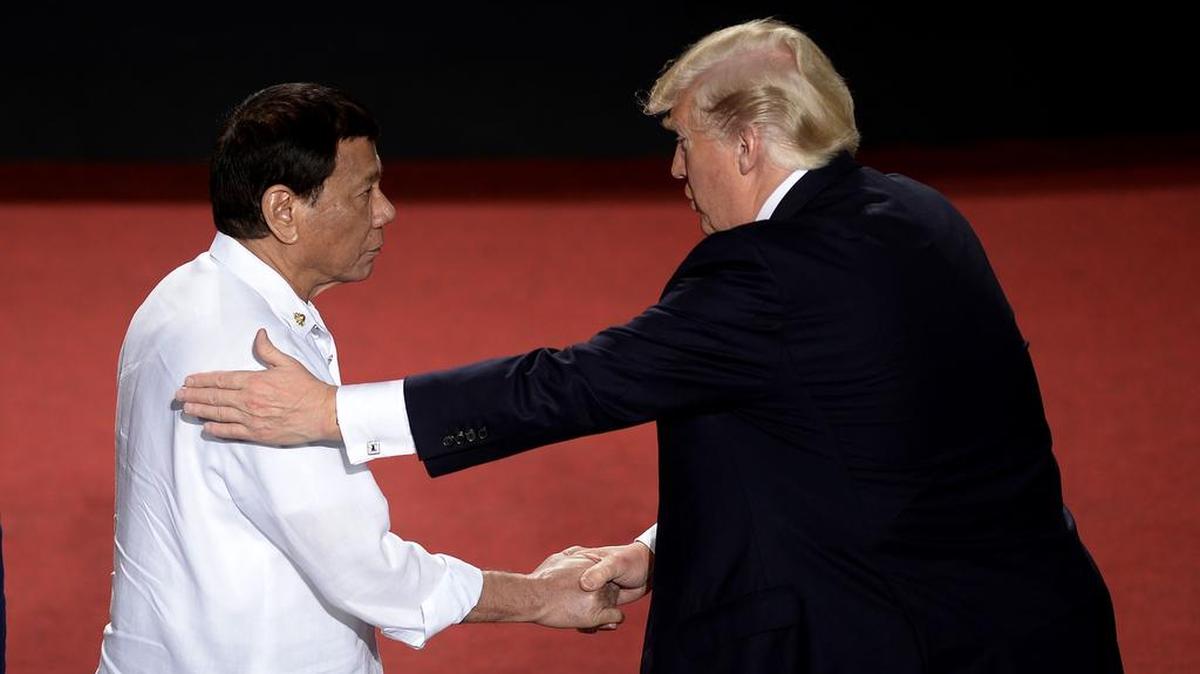El presidente filipino Rodrigo Duterte estrecha la mano del presidente estadounidense Donald Trump durante la 31ª Cumbre de la Asociación de Naciones del Sudeste Asiático (ASEAN) en el Centro Cultural de Filipinas (CCP) en Manila el 13 de noviembre de 2017.