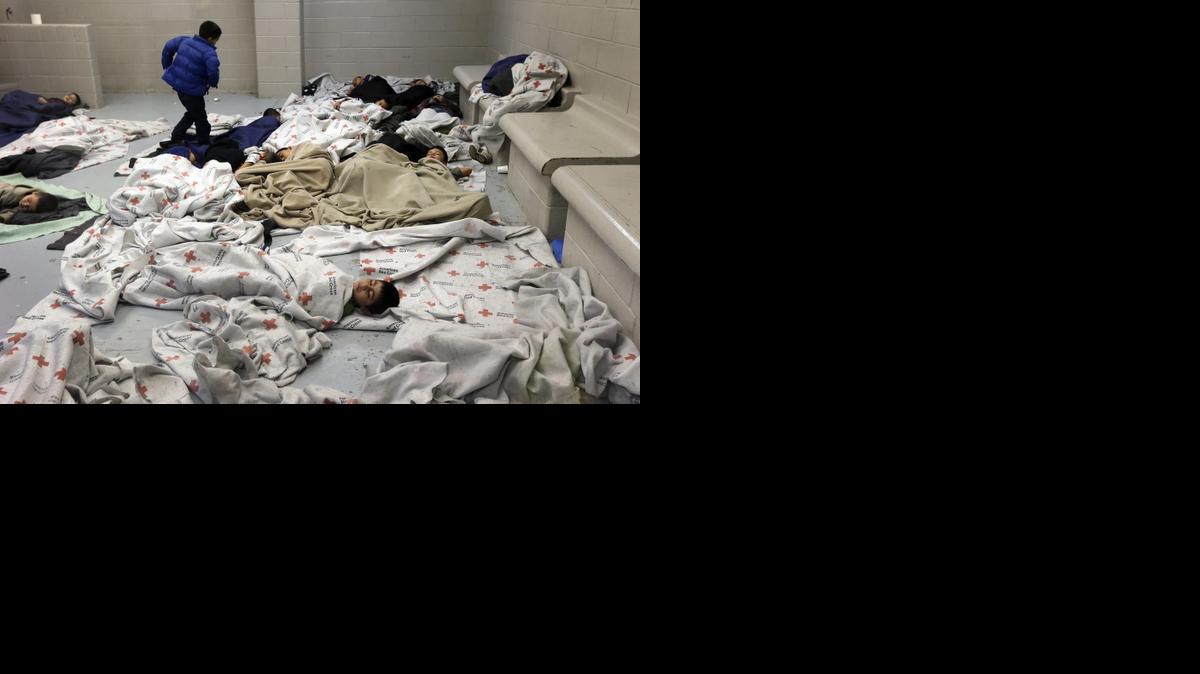 
Niños inmigrantes detenidos en instalaciones de la Patrulla Fronteriza en Brownsville,Texas.
