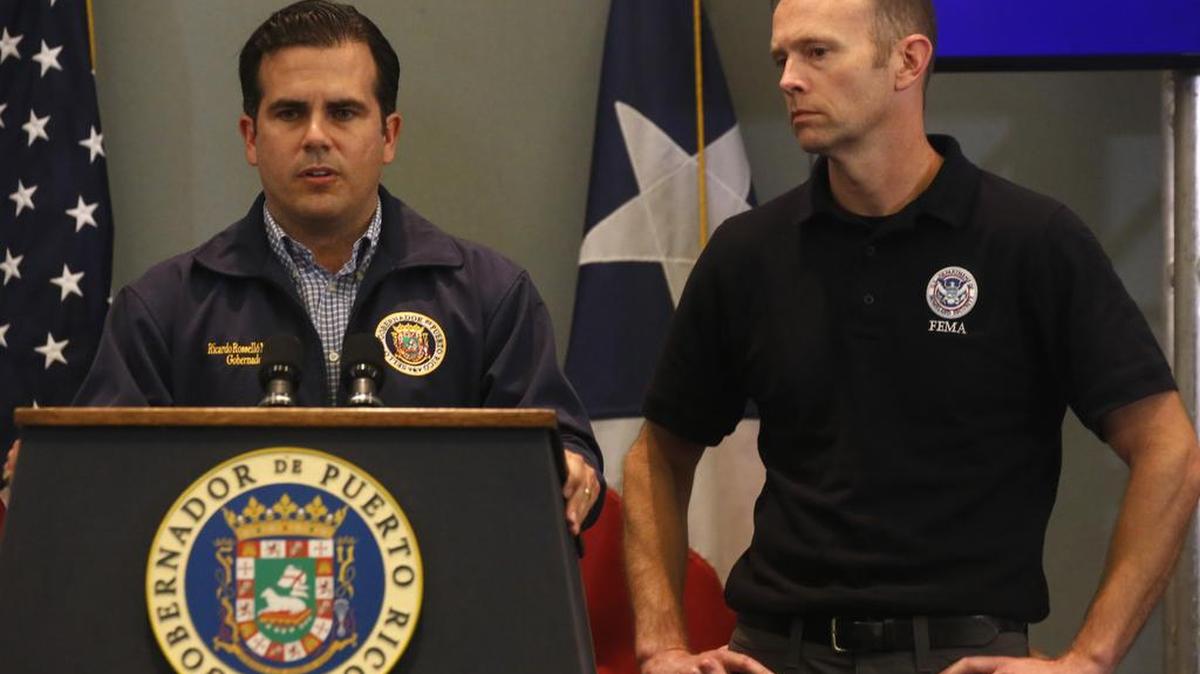 El gobernador de Puerto Rico, Ricardo Rosselló (i), junto al administrador de la Agencia Federal para la Gestión de Emergencias (FEMA), Brock Long (d), habla a los medios de prensa, el lunes 25 de septiembre de 2017 en San Juan, Puerto Rico.