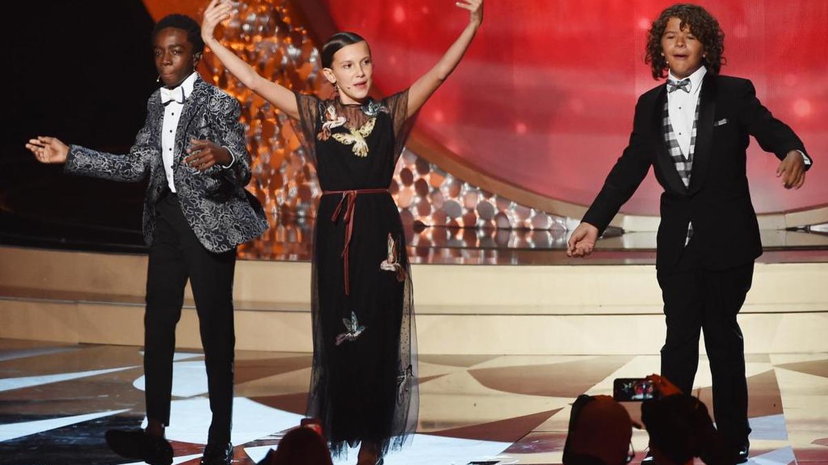Los actores Caleb McLaughlin , Millie Bobby Brown y Gaten Matarazzo se presentan en el escenario durante la 68ª edición de los Emmy en Microsoft Theater el 18 de septiembre de 2016 en Los Ángeles, California.