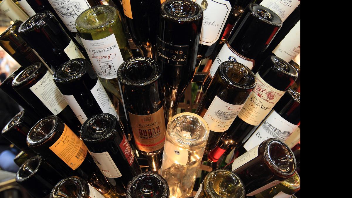 
Botellas de vino en exhibición en ‘Vinexpo’, la feria de vinos de Bordeaux, al sur de Francia. 
