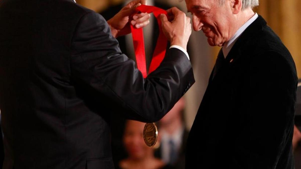 El presidente Barack Obama le entrega la Medalla Nacional de Humanidades a Elie Wiesel en febrero del 2010.