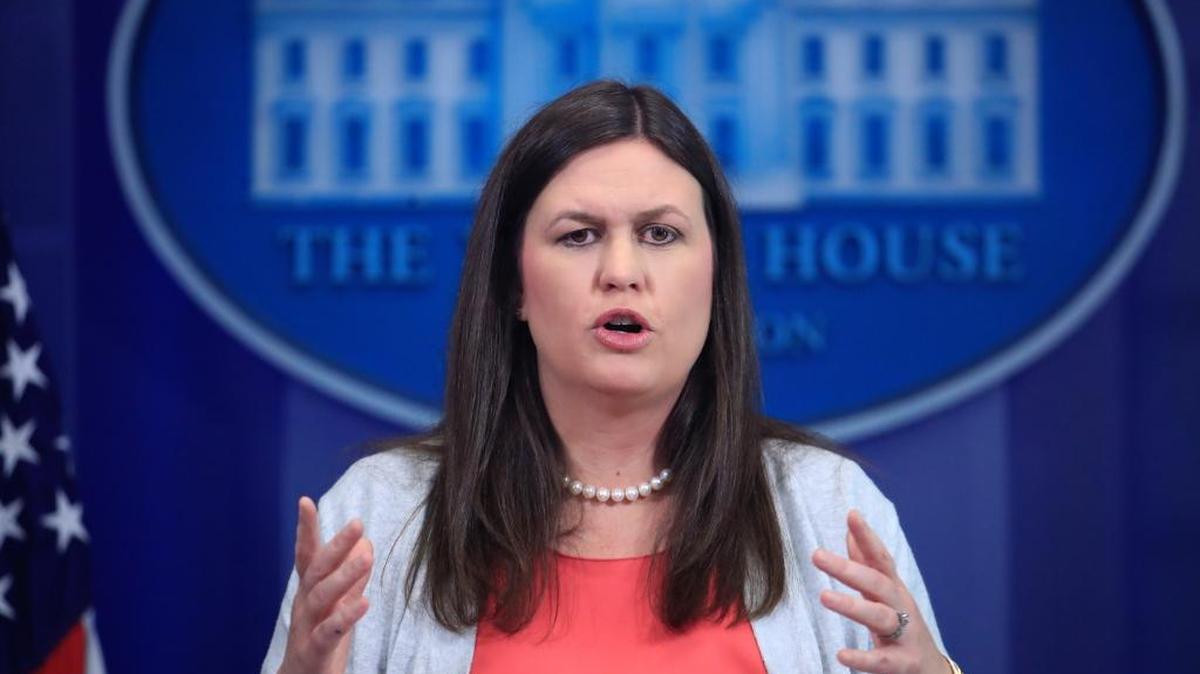 La secretaria de prensa adjunta de la Casa Blanca, Sarah Huckabee Sanders, habla a la prensa en junio.