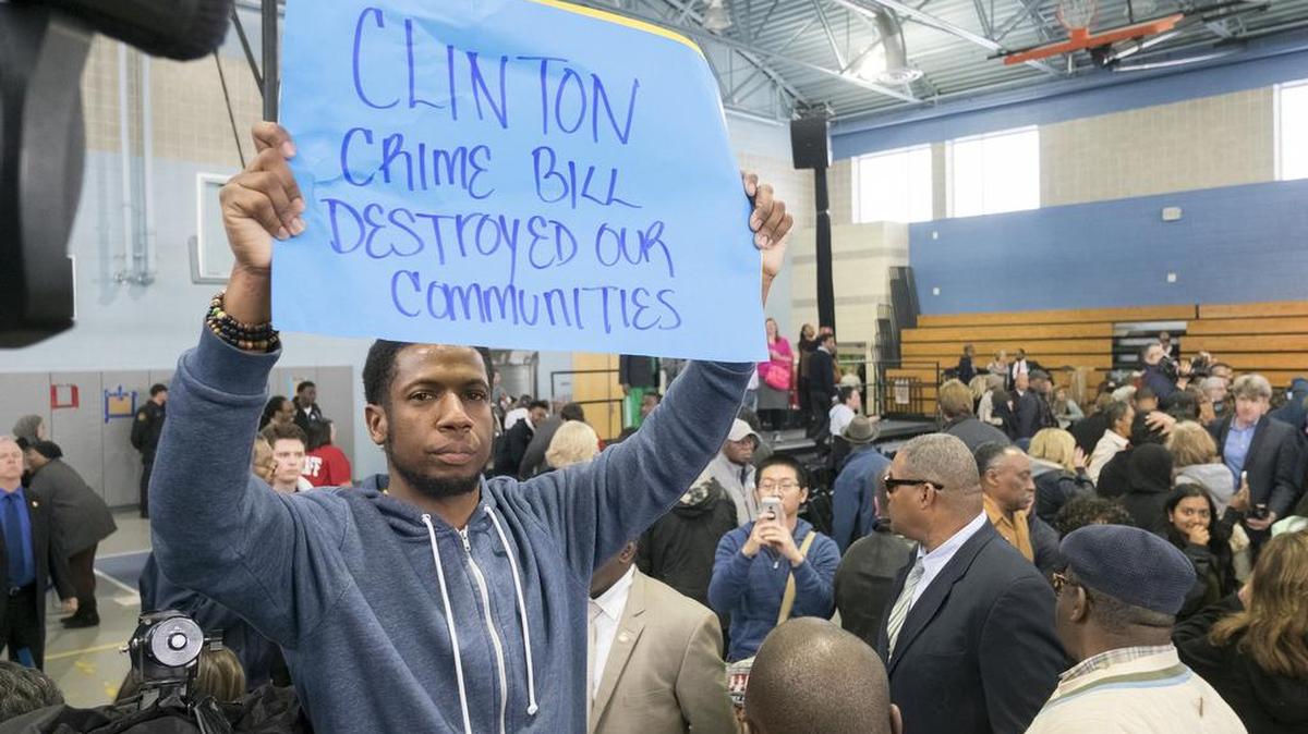 Un afroamericano del grupo de manifestantes que interrumpió al ex presidente Billa Clinton durante un acto de apoyo a su esposa Hillary.