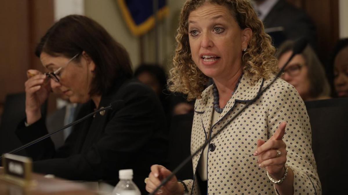 La congresista demócrata Debbie Wasserman Schultz, de Weston, Florida, participa en una reunión en el Capitolio el 24 de mayo de 2017, en Washington DC.