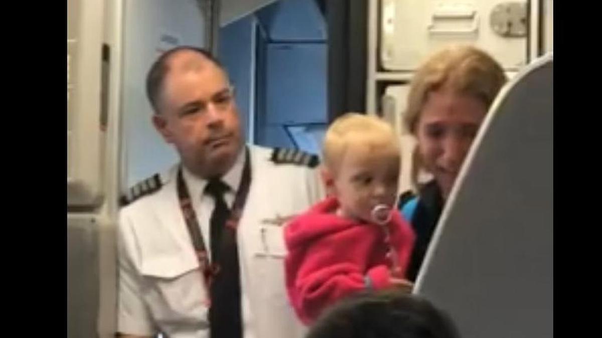Foto tomada de un video publicado en Facebook de un reciente altercado en un vuelo de American Airlines.