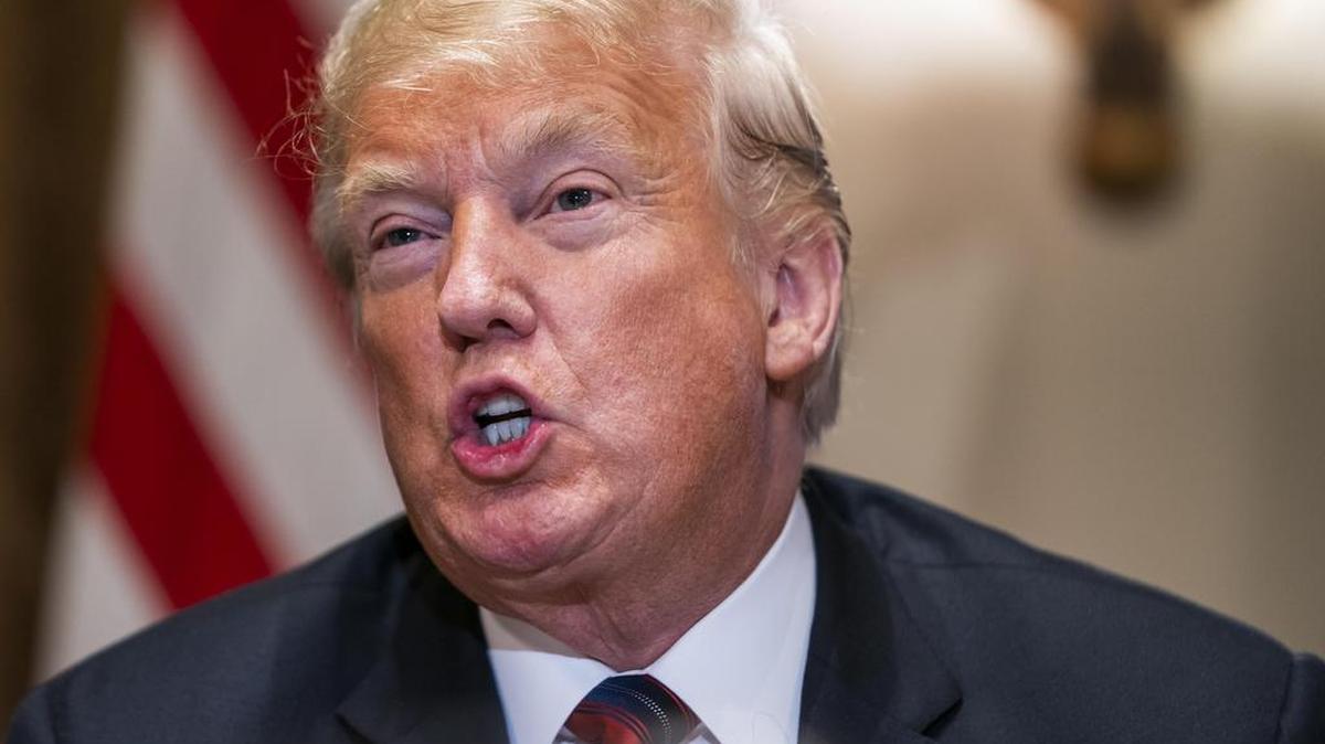 El presidente estadounidense, Donald Trump, ofrece declaraciones a los medios antes de una reunión con altos mandos militares el martes 23 de octubre de 2018, en la Casa Blanca, Washington, DC.