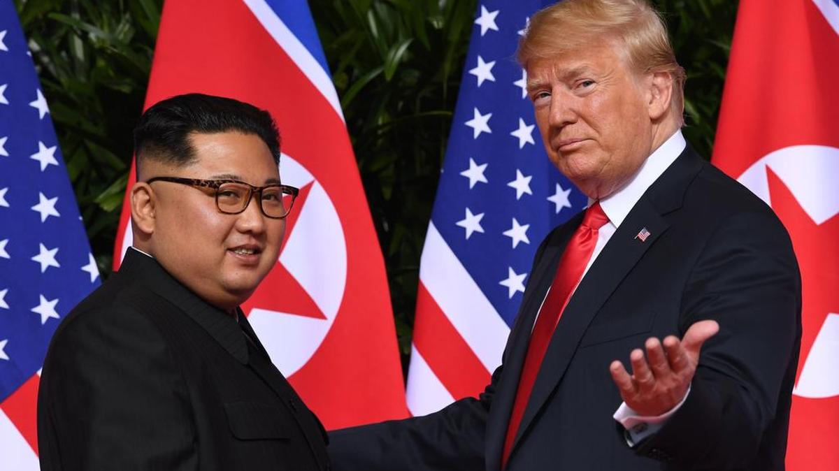 En esta foto de archivo tomada el 12 de junio de 2018, el presidente de Estados Unidos Donald Trump hace un gesto al reunirse con el líder de Corea del Norte, Kim Jong Un al comienzo de la cumbre entre Estados Unidos y Corea del Norte, en el Hotel Capella, en la isla de Sentosa en Singapur.