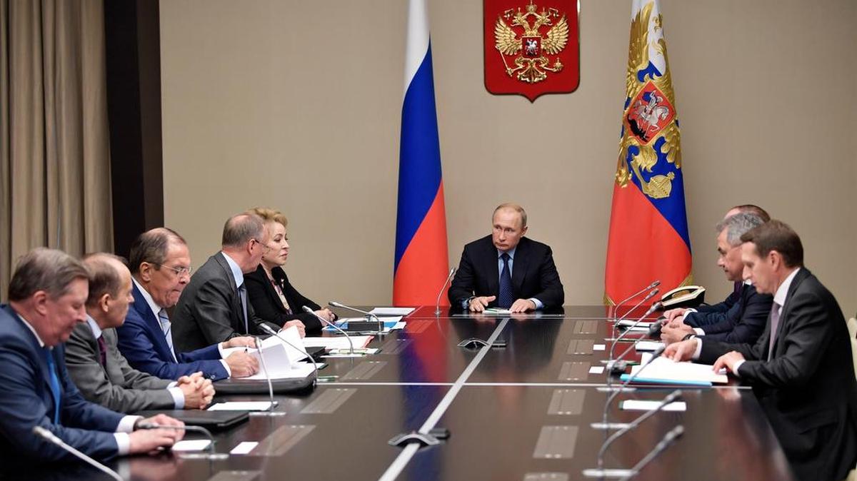 El presidente ruso Vladimir Putin preside una reunión del Consejo de Seguridad en la residencia Novo-Ogaryovo, Moscú.