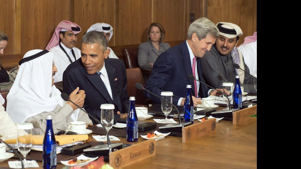 
El presidente Obama mantiene una reunión con el emir kuwaití Ahmad al Sabah (izq.), el secretario de estado John Kerry y el emir catarí Tamim bin Hamad al Zani, durante la cumbre del Consejo de Cooperación del Golfo Pérsico que se celebró en Camp David.
