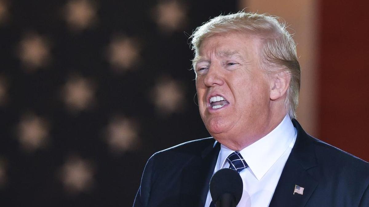 Esta foto de archivo tomada el 25 de abril de 2017 muestra al presidente de los Estados Unidos Donald Trump hablando durante una ceremonia de conmemoración del Holocausto en la Rotonda del Capitolio de los Estados Unidos en Washington, DC.