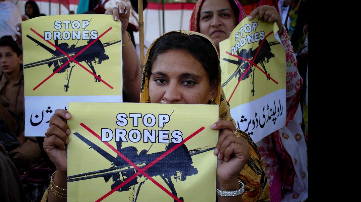 
Manifestantes protestan en Peshawar, Pakistán, contra el uso de drones militares de EEUU en ese país.
