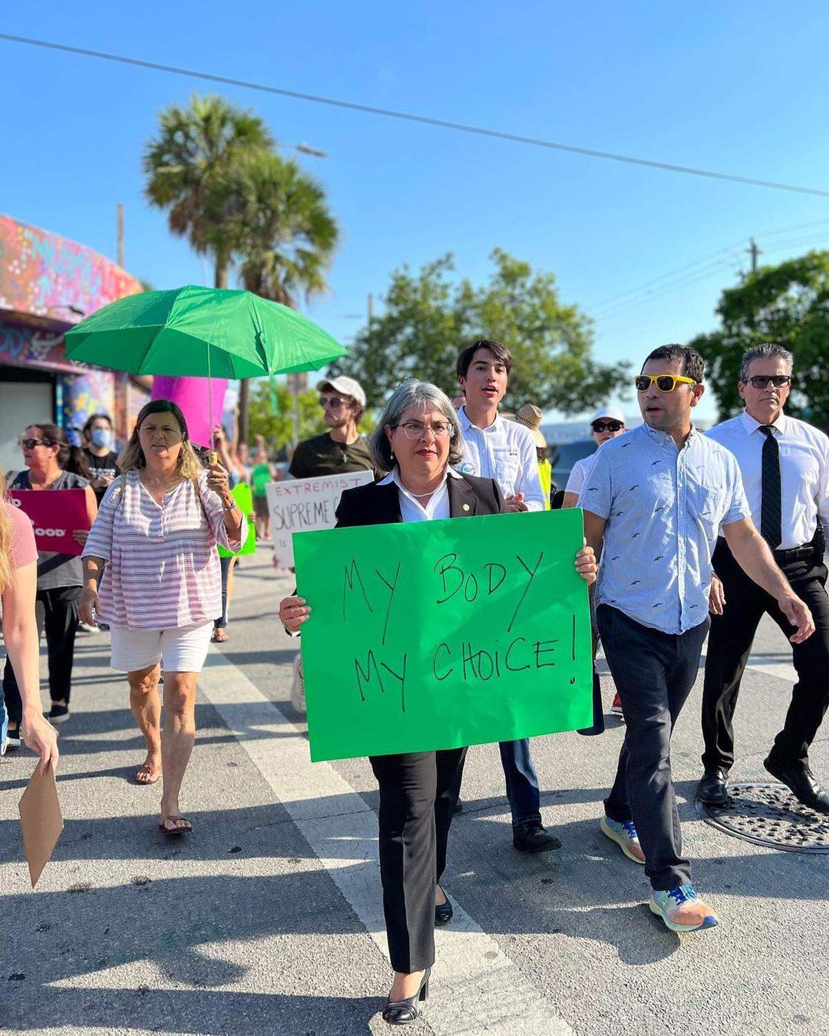 La alcaldesa de Miami-Dade, Daniella Levine Cava, camina por las calles de Miami con una pancarta que dice “Mi cuerpo, mi decisión” durante el 50 aniversario del dictamen Roe vs Wade. La alcaldesa le pidió al Congreso leyes para garantizar de nuevo el derecho al aborto.