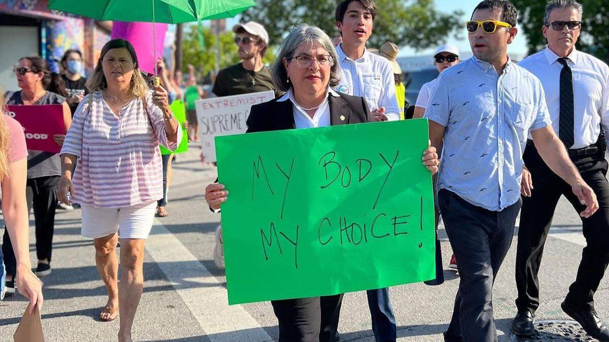 LA ALCALDESA de Miami-Dade, Daniella Levine Cava, camina por las calles de Miami con una pancarta que dice “Mi cuerpo, mi decisión” durante el 50 aniversario del dictamen Roe vs Wade.