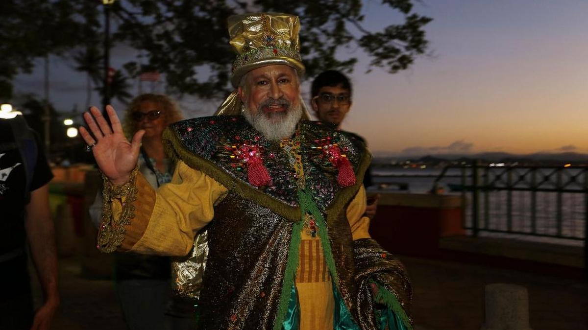 Melchor, uno de los tres Reyes Magos saluda a su llegada a la Catedral durante la celebración de la Caravana Nacional de los Reyes Magos el jueves 5 de enero 2017, en San Juan, Puerto Rico. La tradición de los Reyes Magos se mantiene con pleno vigor en la cultura popular navideña de Puerto Rico después de más de un siglo de presencia estadounidense y la llegada del Santa Claus anglosajón.