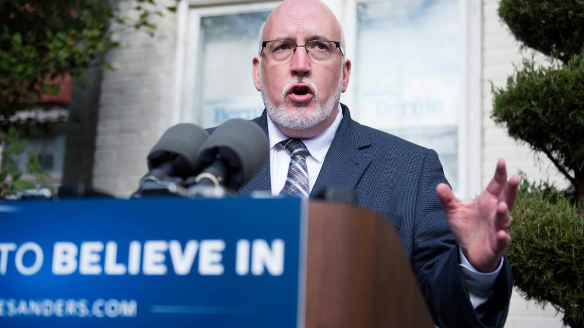 El Comité Nacional Demócrata sancionó el viernes al aspirante a la nominación presidencial Bernie Sanders.