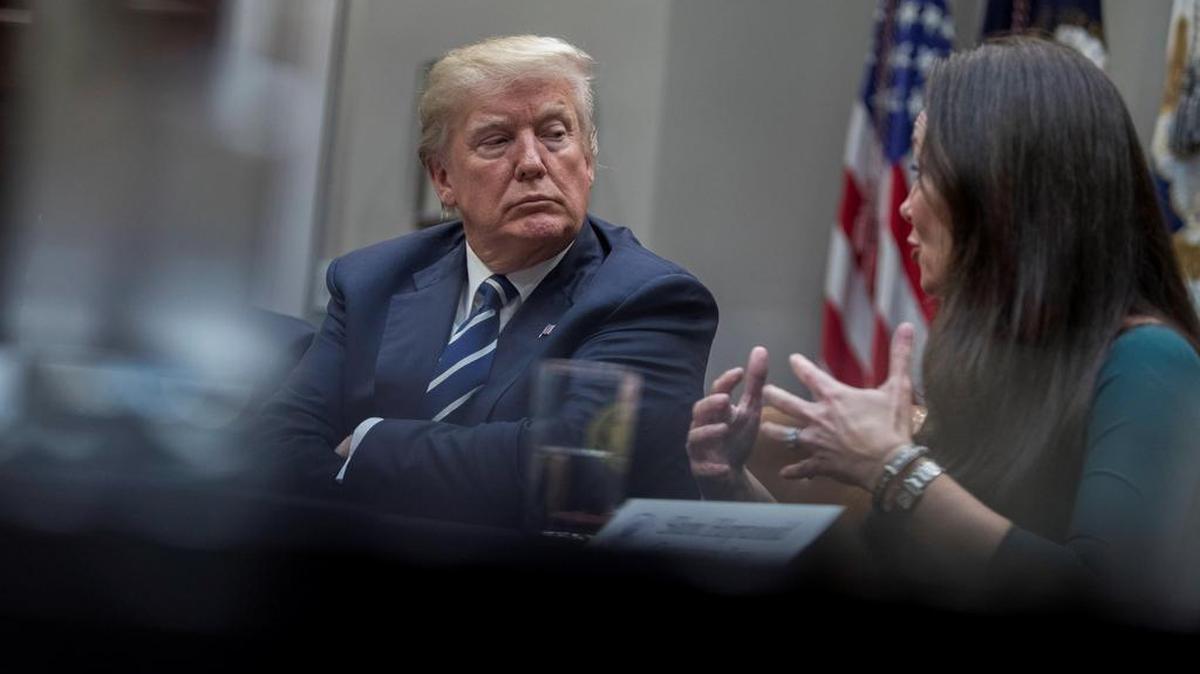El presidente de los Estados Unidos, Donald Trump (izda), atiende un debate sobre la reforma penitenciaria, en la Casa Blanca, Washington, DC, EEUU, el 11 de enero de 2018.