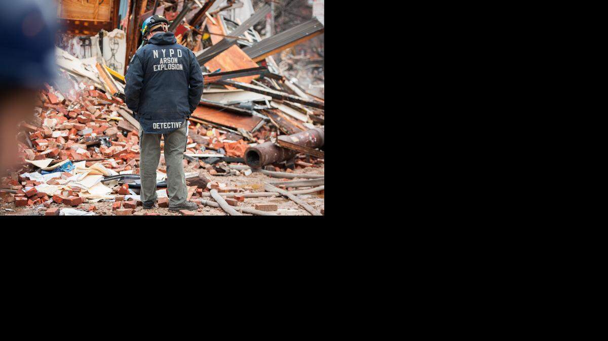 
Un detective del Departamento de Policía de Nueva York inspecciona el área donde ocurrió la explosión de un edificio el viernes, en el barrio East Village en Nueva York. 
