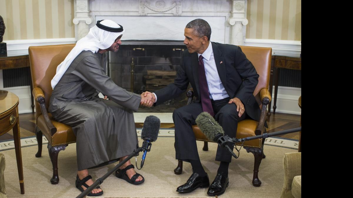 
El presidente, Barack Obama (der.), se reúne con el príncipe heredero de Abu Dhabi, Mohamed bin Zayed Al Nayhan, en el Despacho Oval de la Casa Blanca.



