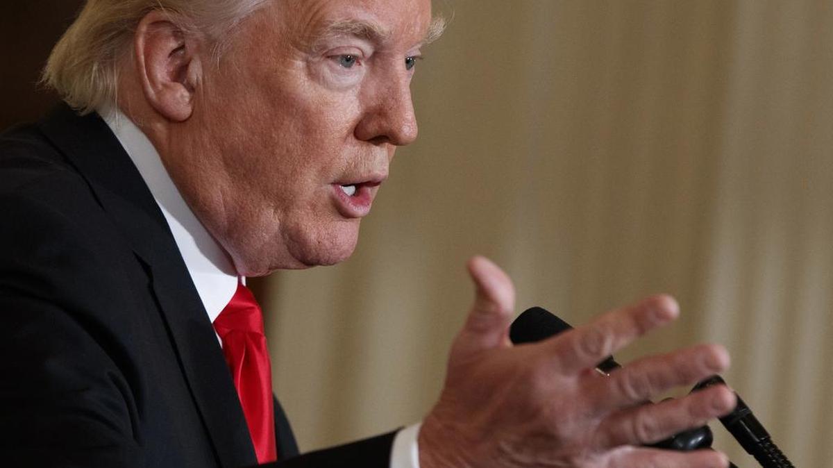 El presidente Donald Trump da un discuros en el Salón Este de la Casa Blanca, el viernes.