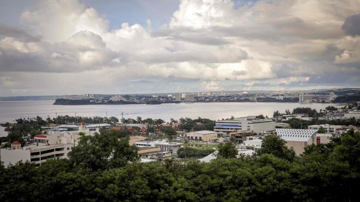 Esta vista general muestra la ciudad de Tamuning en la isla de Guam el 10 de agosto de 2017