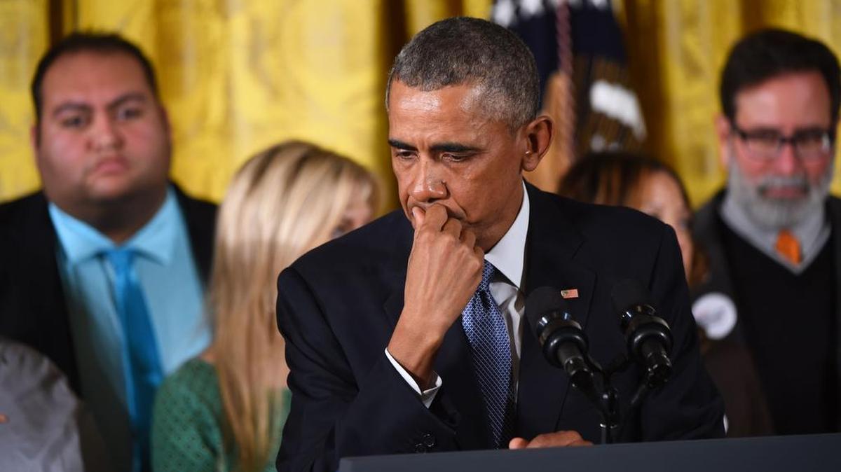 El presidente estadounidense, Barack Obama hace una pausa durante su discurso sobre las acciones ejecutivas para reducir la violencia armada el 5 de enero, en la Casa Blanca en Washington, DC.