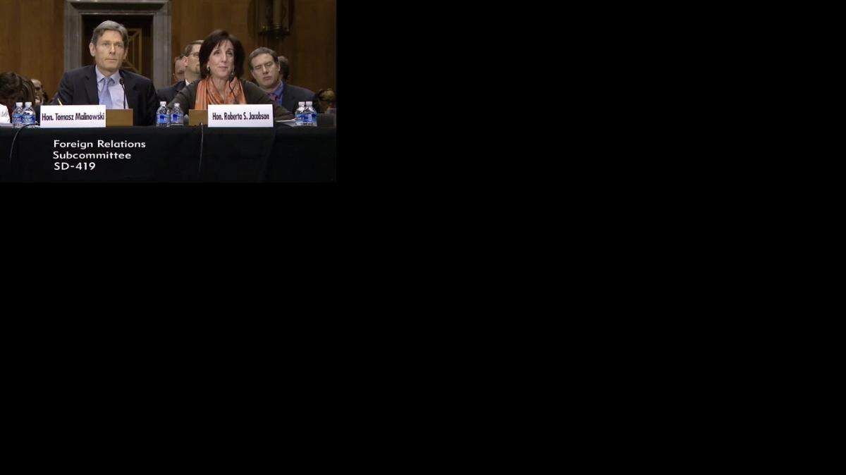 
 La subsecretaria de Estado para Asuntos del Hemisferio Occidental, Roberta Jacobson, der. junto a su asistente Tomasz Malinowski. 
