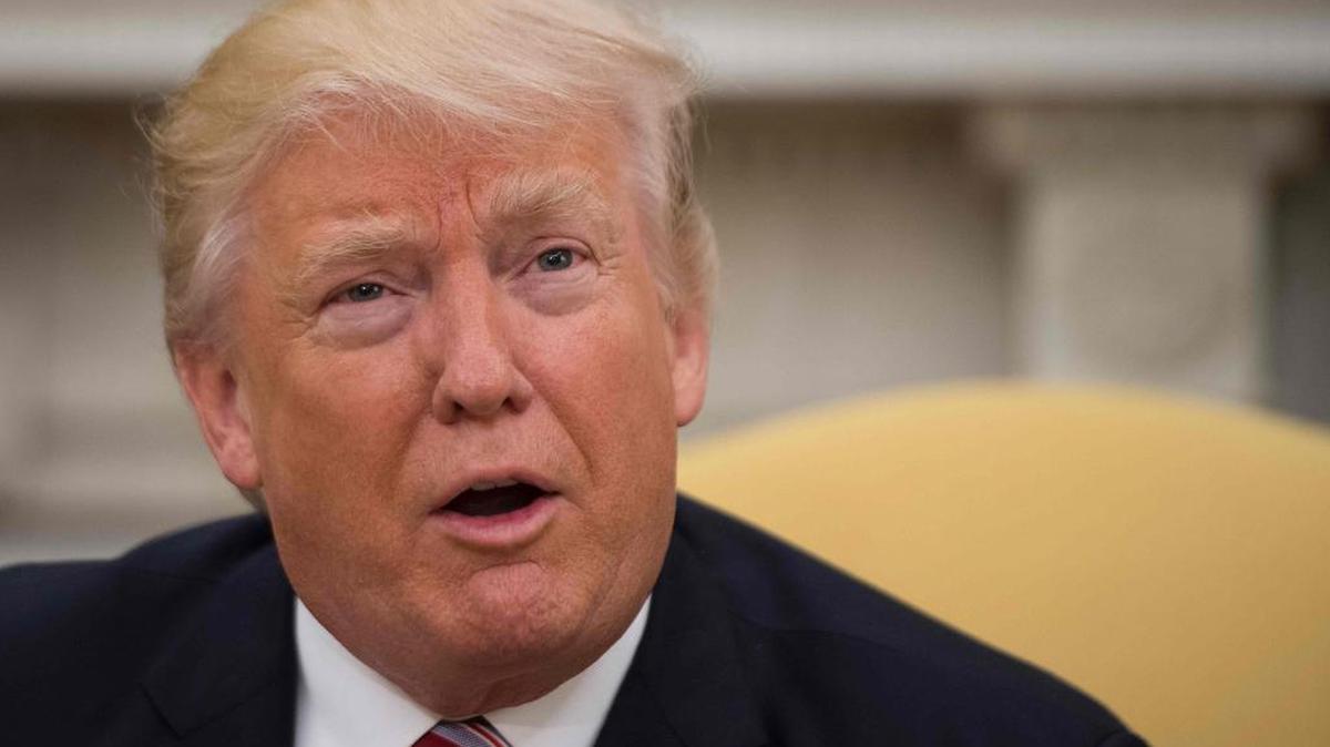 Presidente estadounidense Donald Trump habla durante una reunión con el ex secretario de Estado estadounidense, Henry Kissinger, en la oficina oval de la Casa Blanca en Washington, DC, 10 de mayo de 2017.