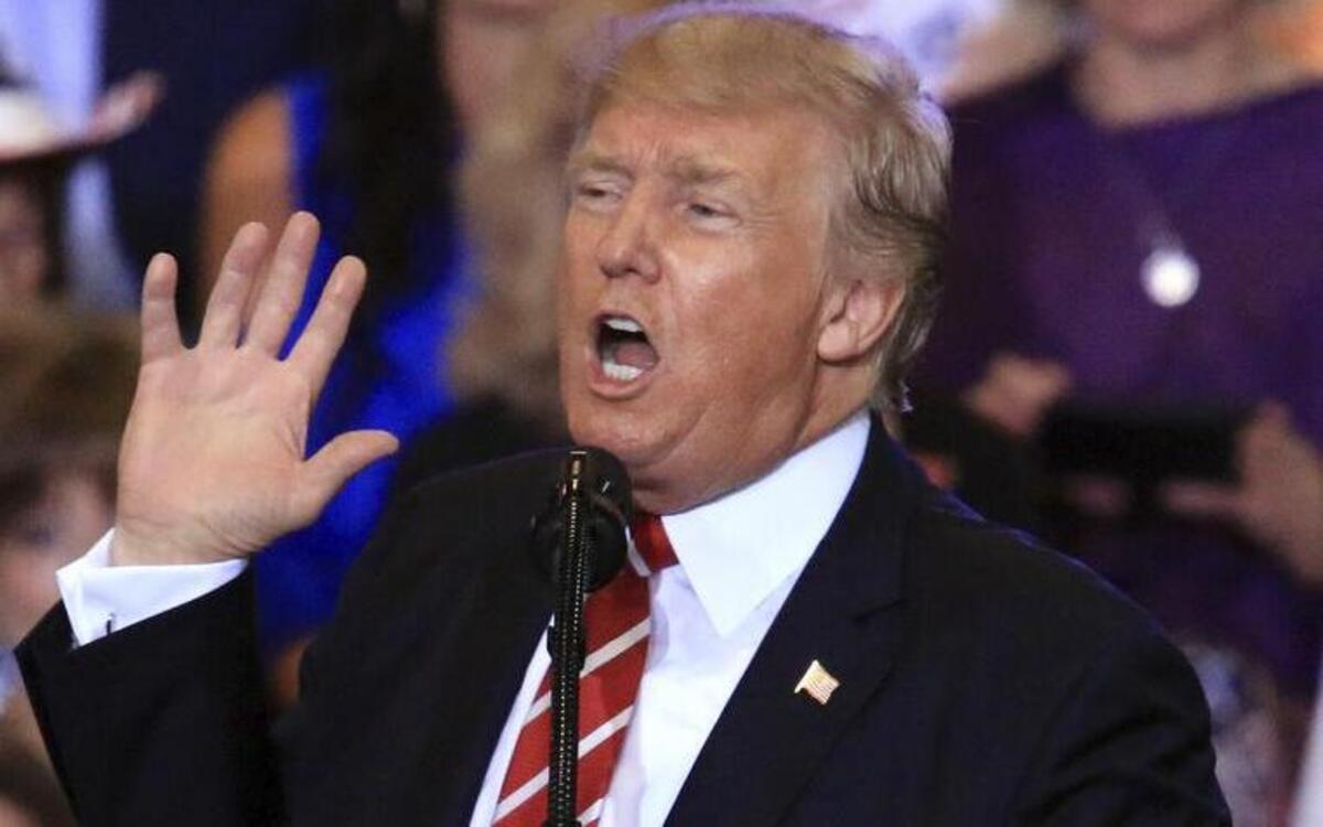El presidente de los Estados Unidos, Donald J. Trump, habla ante sus seguidores ayer, 22 de agosto de 2017, en el Centro de Convenciones de Phoenix durante un evento en Phoenix, Arizona (Estados Unidos).