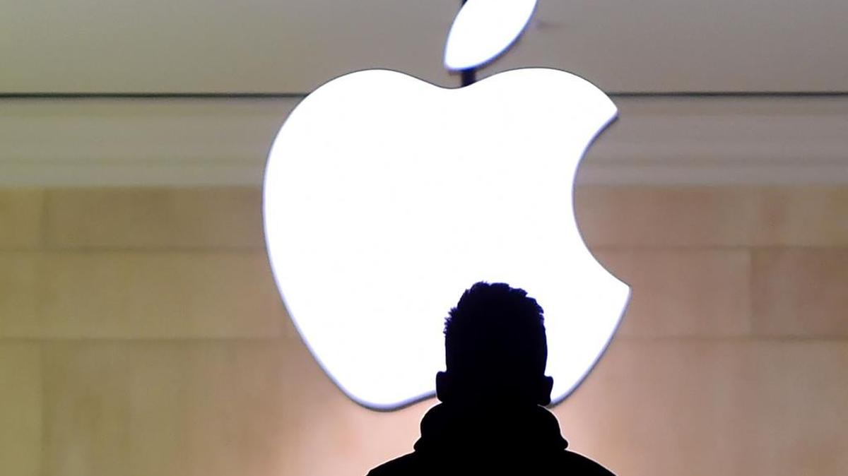 Un hombre camina a la tienda de Apple en la Estación Gran Central.