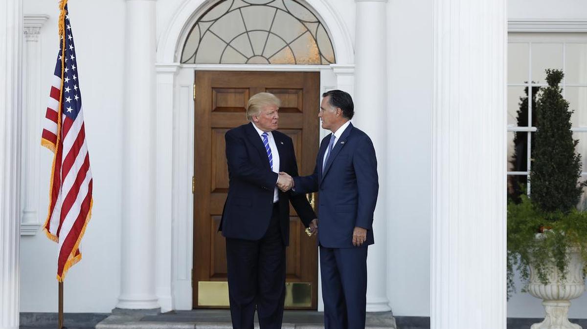 El presidente electo Donald Trump y Mitt Romney tras un encuentro que tuvieron el sábado 19 de noviembre de 2016.
