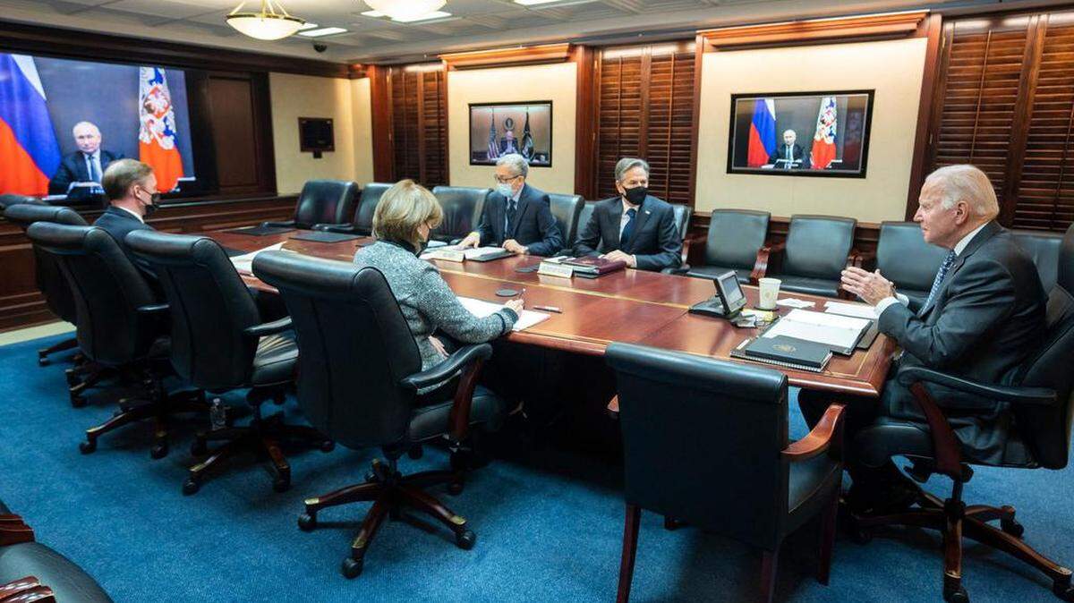 En esta imagen distribuida por la Casa Blanca, el presidente de Estados Unidos, Joe Biden, sostiene una conversación con el mandatario ruso Vladimir Putin por videoconferencia, el 7 de diciembre de 2021.
