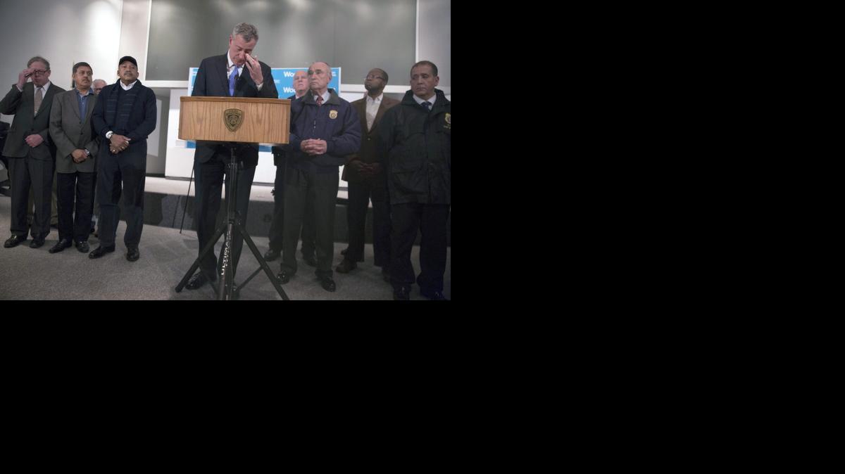 
El alcalde de Nueva York, Bill de Blasio, llora mientras pronuncia un discurso en una rueda prensa, tras un tiroteo en el que dos policías fueron baleados. Los uniformados murieron por las heridas. El tirador escapó hasta una estación cercana del tren subterráneo, donde se suicidó de un tiro, según reportes oficiales.

