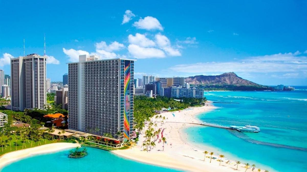 Uno de los tantos hoteles a nivel de playa en Oahu.