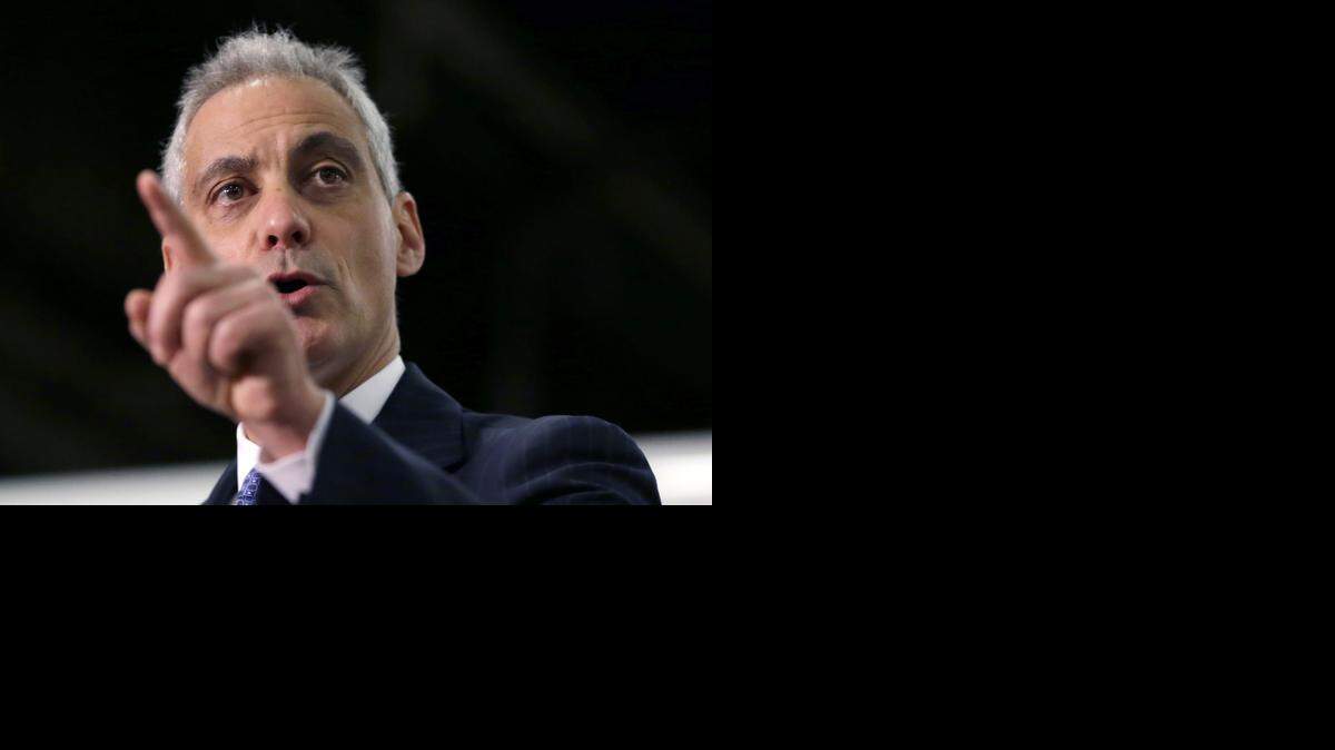 
Rahm Emanuel, alcalde de Chicago, fue una de los funcionarios de alto rango que se reunieron con cientos de indocumentados en Chicago para prometerles que no serán deportados.
