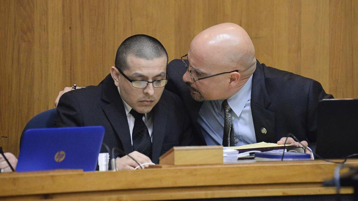 Joel Luna (izq.) y su abogado durante el juicio en Brownsville, Texas, el 19 de enero del 2017.
