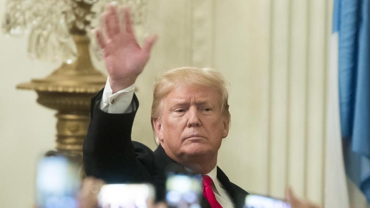 . El presidente estadounidense, Donald J. Trump, saluda tras hablar durante la celebración del Mes Nacional de la Herencia Hispana el lunes 17 de septiembre de 2018, en la sala este de la Casa Blanca, en Washington, DC.