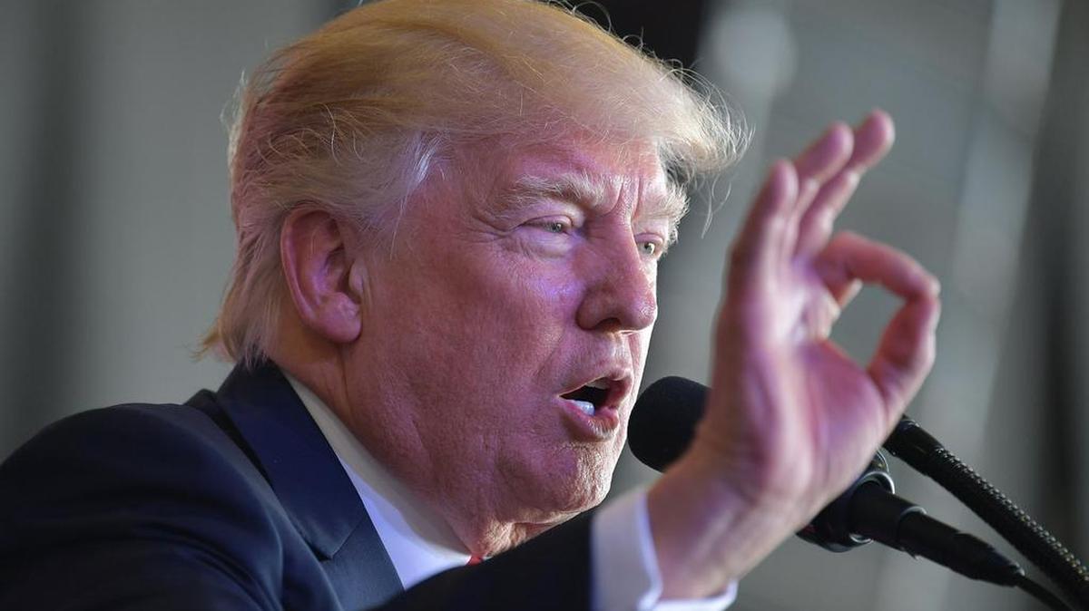 El presidente estadounidense, Donald Trump, se dirige al personal militar estadounidense ya sus familias en la Estación Aérea Naval de Sigonella tras la cumbre de Jefes de Estado y de Gobierno del G7, el 27 de mayo de 2017, cerca de Taormina, en Sicilia.